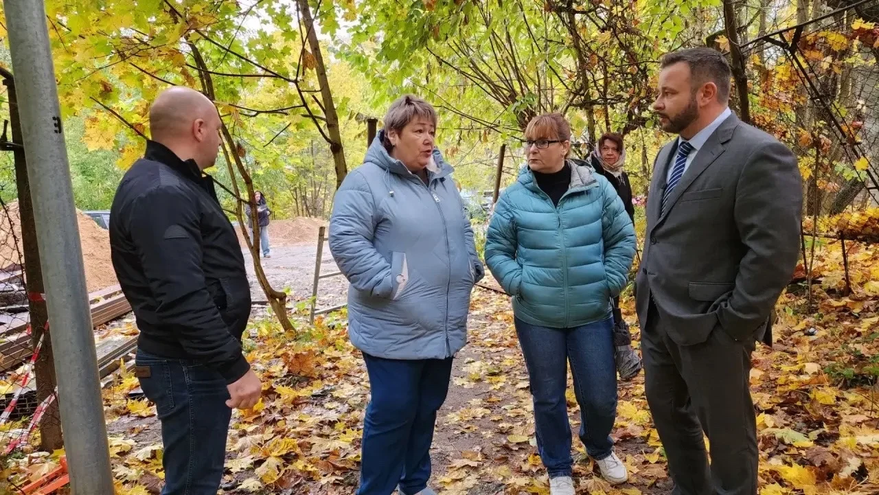 Продолжаются работы по благоустройству территории родника на Цветном бульваре, фотография 1